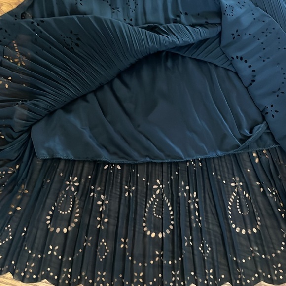 👠❌💥NWOTStylishpleated full lengthskirt.Eyelet Design. - Picture 4 of 7